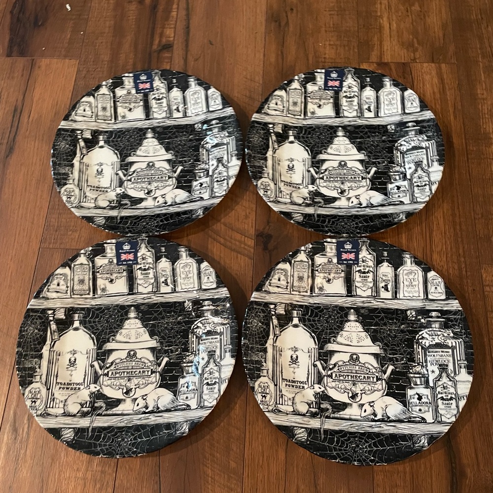 Royal Wessex set 4 Halloween dinner plates